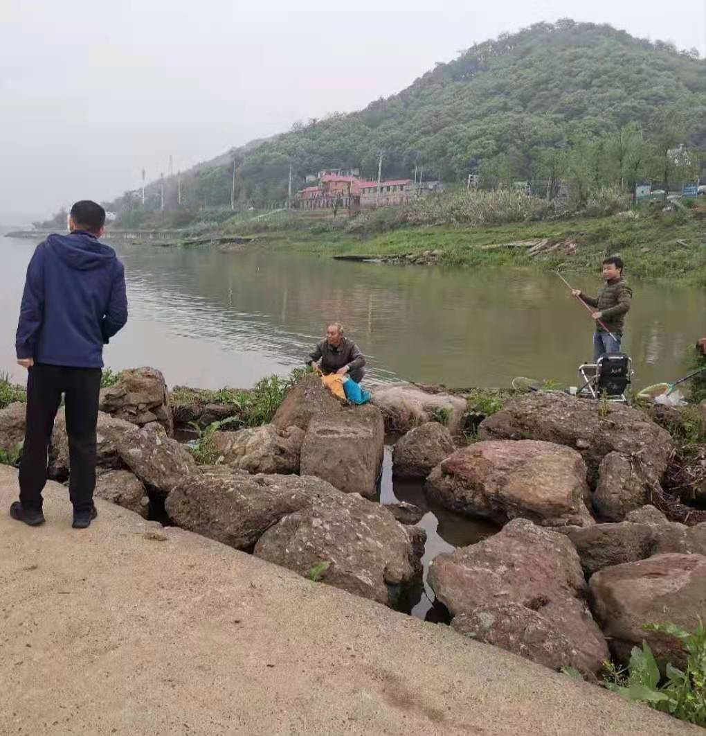 湘江饮用水源一级保护区内垂钓，违法！株洲市生态环境局石峰分局对垂钓者违法行为予以立案调查