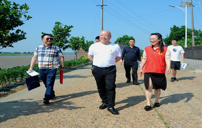 株洲市住房与城乡建设局(人防办)深入湘河社区慰问困难老党员