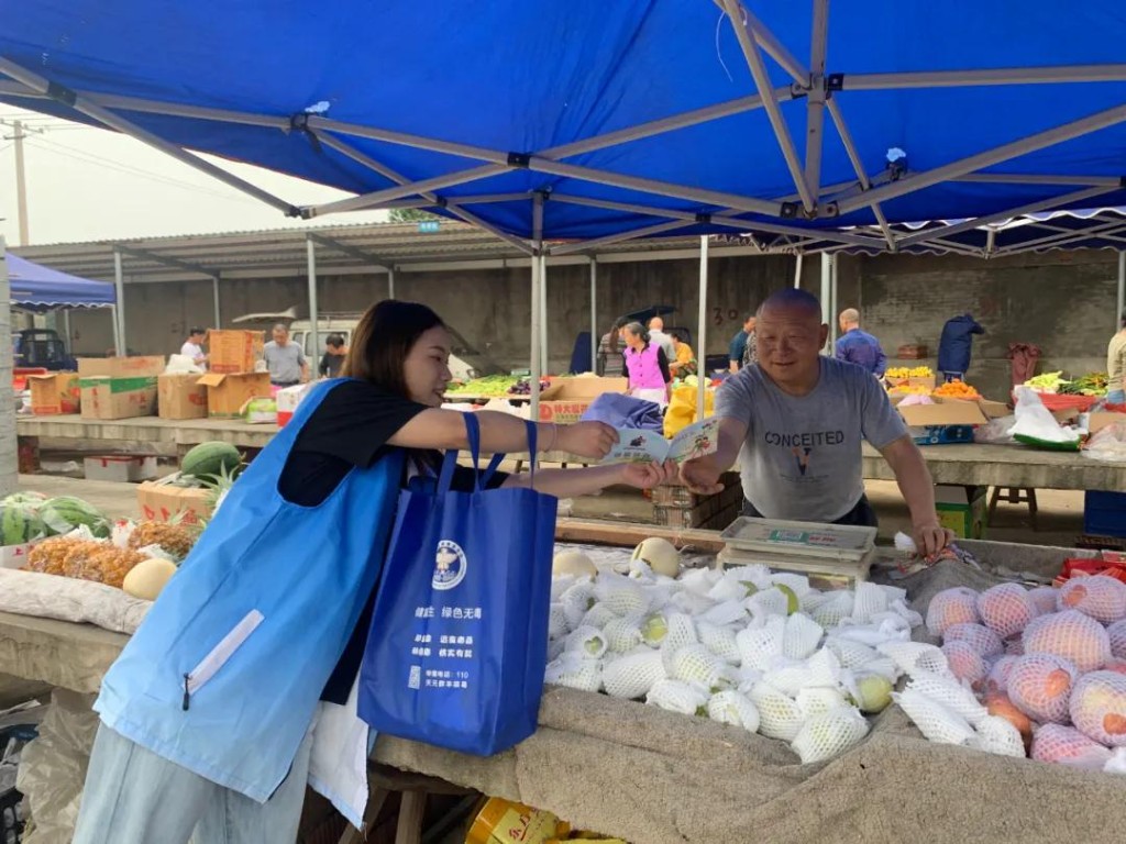 天元区群丰镇湘滨社区开展禁毒宣传进集市活动