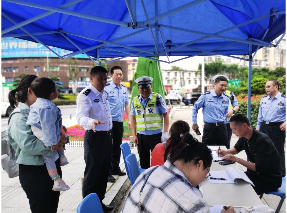 傅晓峰同志督导“一盔一带”专项整治工作