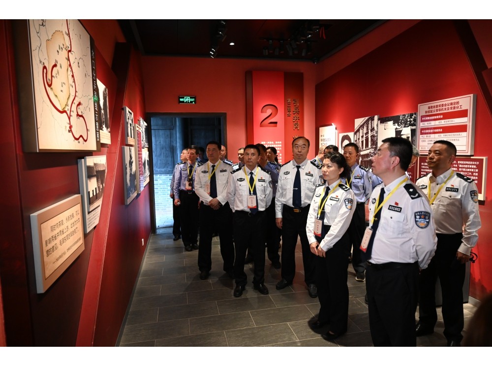 市公安局组织开展乘坐红色专列“学史崇德”专题研学