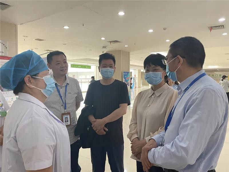 走访慰问送温情 关心关爱护理人
