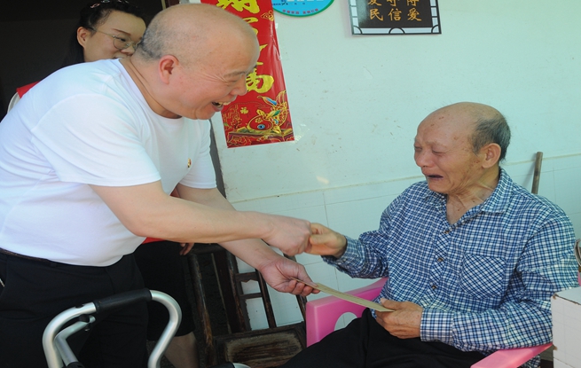 株洲市住房与城乡建设局(人防办)深入湘河社区慰问困难老党员