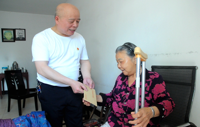 株洲市住房与城乡建设局(人防办)深入湘河社区慰问困难老党员