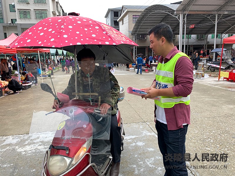 水口镇:开展“一盔一带”交通安全宣传活动