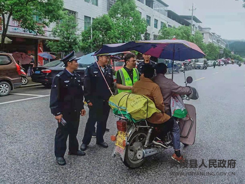 十都镇：多举措开展“一盔一带”交通安全集中宣传活动
