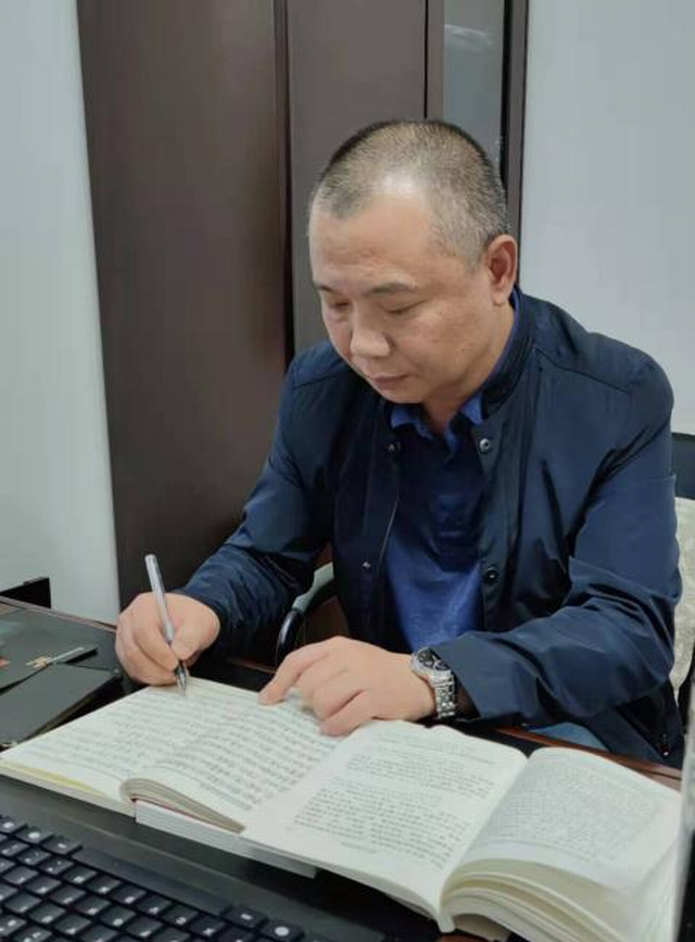 暖心！同事突发疾病，他及时救助送其就医