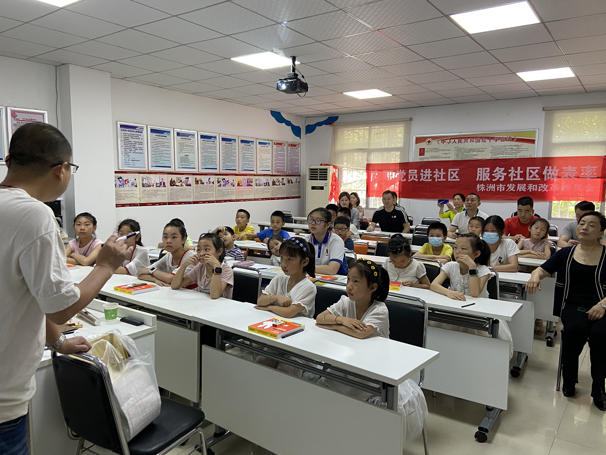 在职党员进社区 志愿服务暖人心  ——市发展改革委第三党支部开展在职党员进社区活动