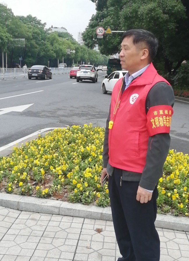 交通安全劝导,助力文明出行