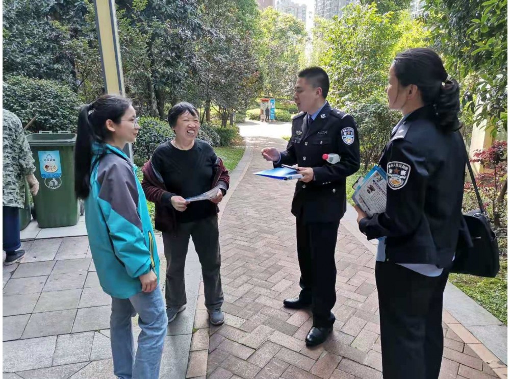 刑侦民警深入社区网格开展反电诈宣传活动