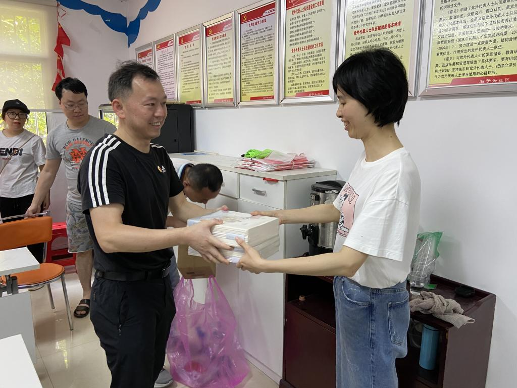 在职党员进社区 志愿服务暖人心  ——市发展改革委第三党支部开展在职党员进社区活动