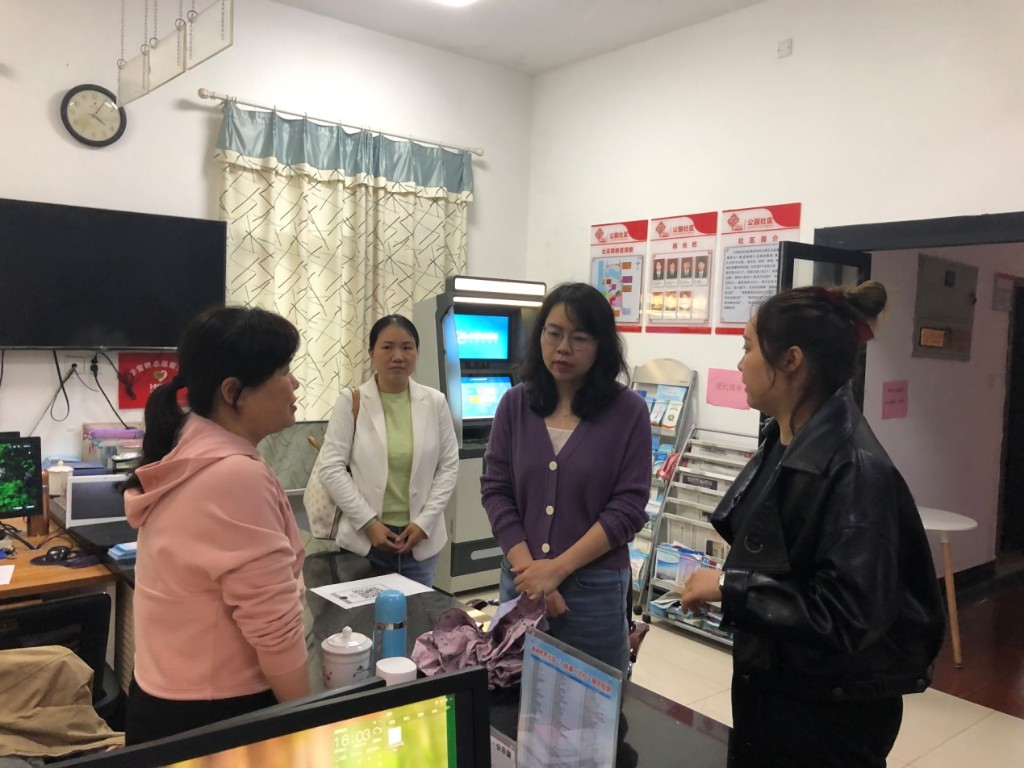 区审计局党组书记、局长易凌云深入社区督导防汛和工作