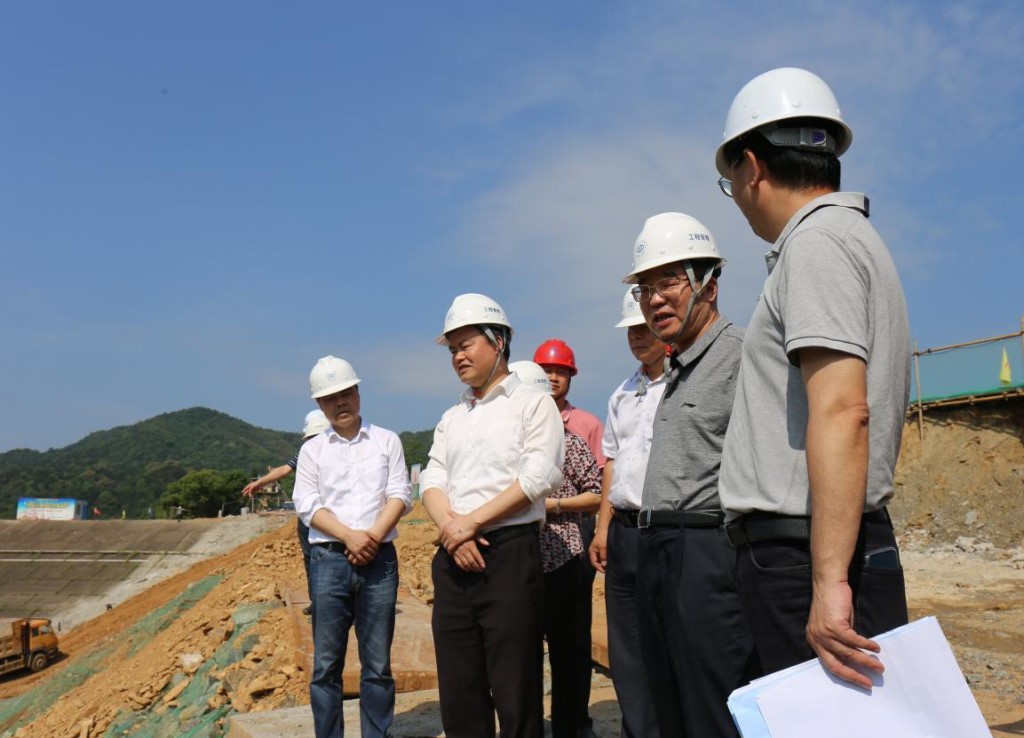 杨英杰到官庄水库巡河及调研