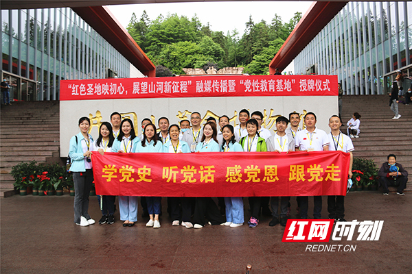 市乡村振兴局22名党员干部登上湘赣边“红色专列”