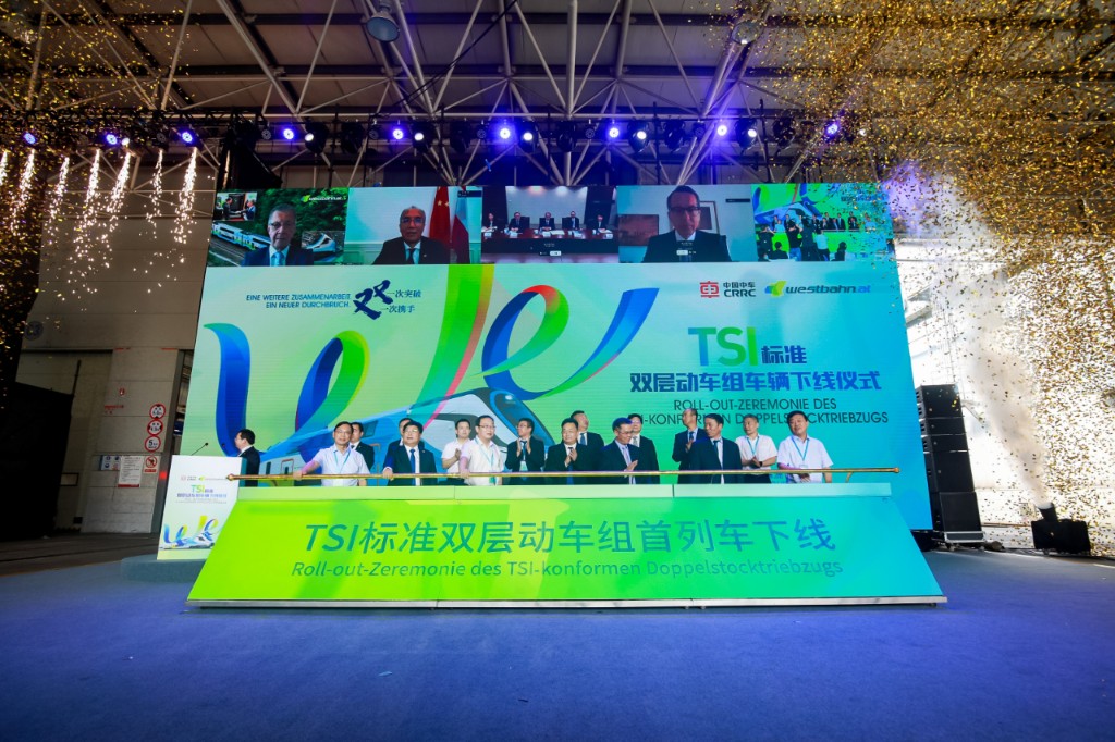 中国首列出口欧洲双层动车组在株洲下线