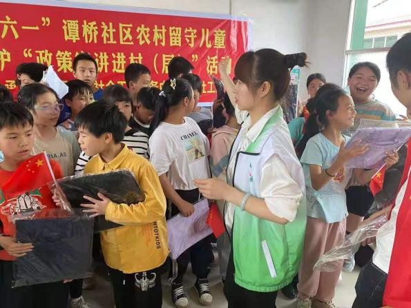 谭桥街道开展“童心向党 欢庆六一” 关爱留守儿童活动