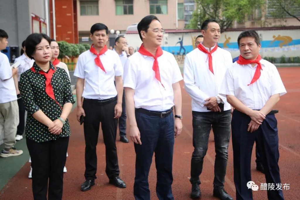 节日快乐！市委书记王利波陪孩子们欢度儿童节