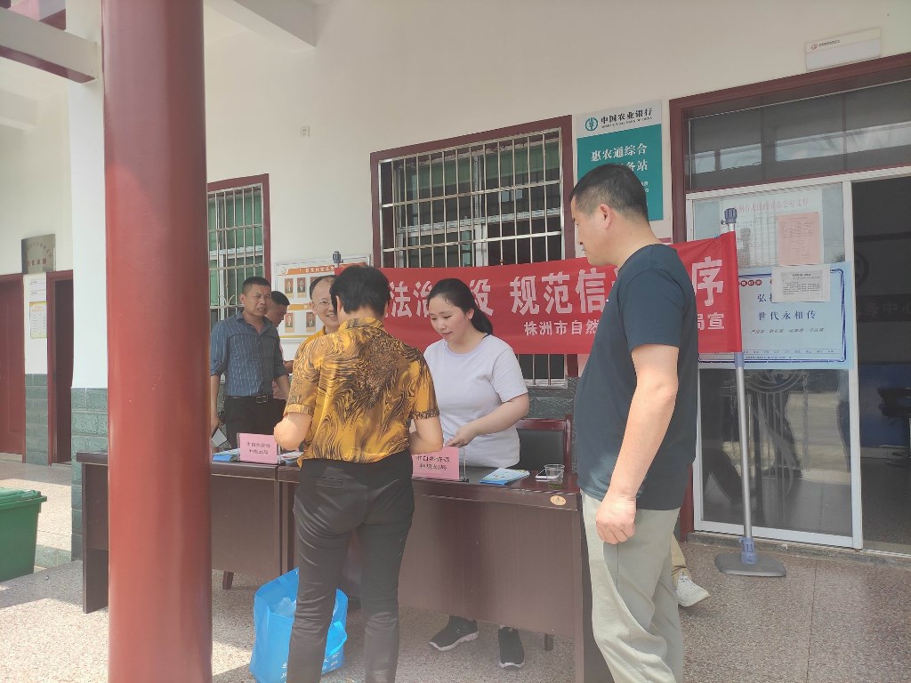 为群众办实事——法规信访进基层宣传活动