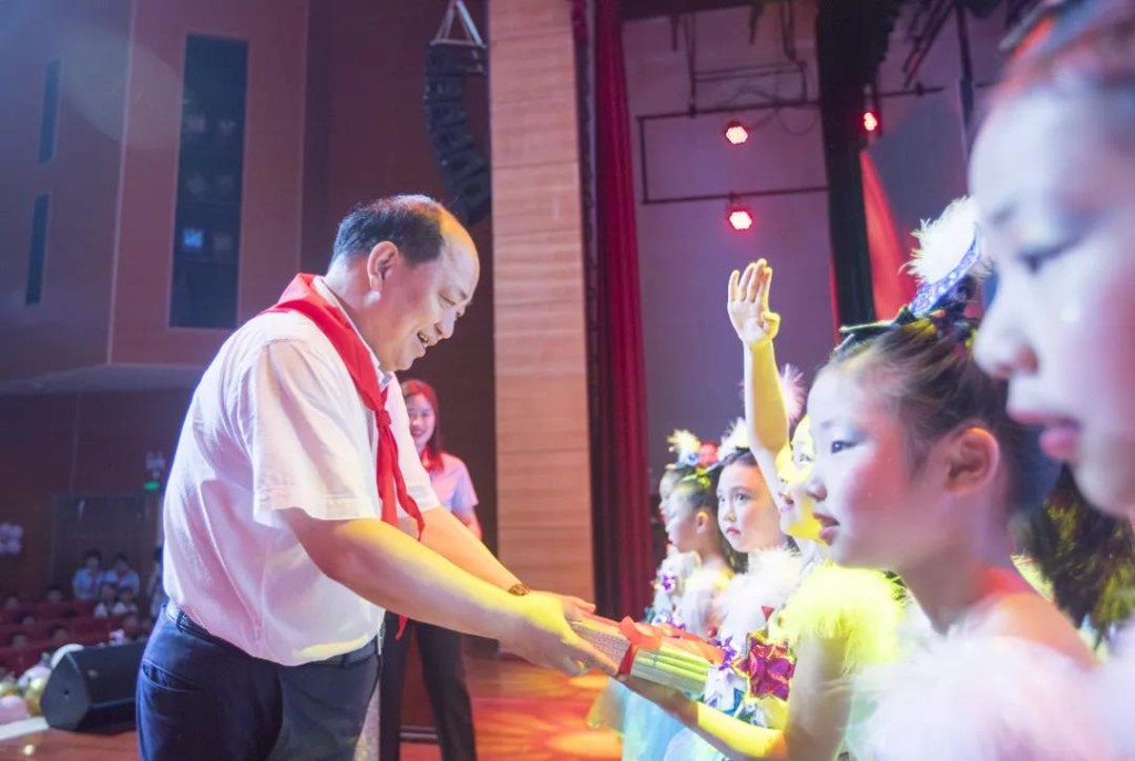今天，周建光、姚永告陪孩子们过儿童节！