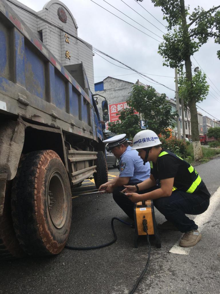 【为民办实事】株洲市生态环境局茶陵分局联合交警大队开展机动车尾气超标排放整治行动