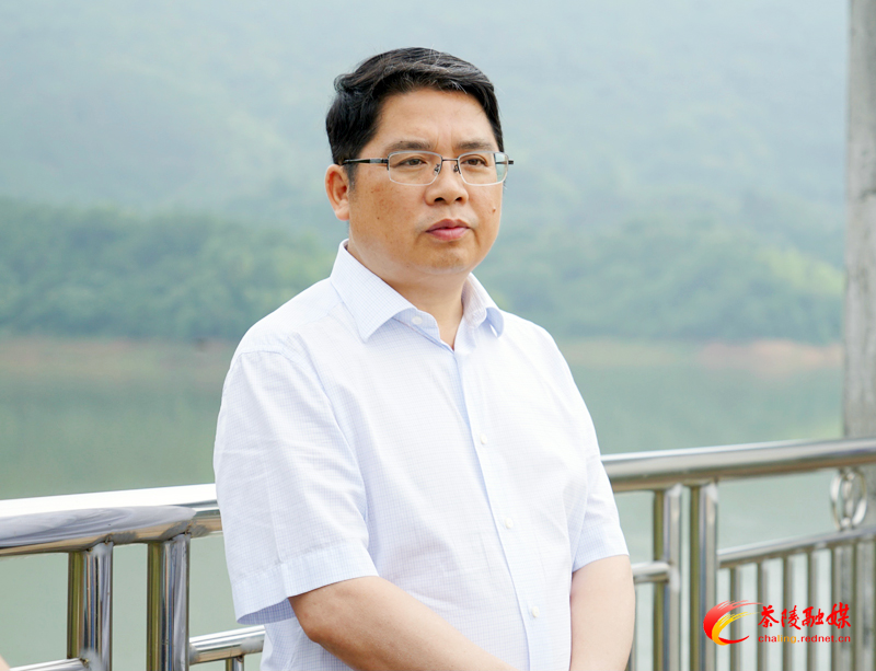 邓元连深入乡镇督导防汛抗旱和农村“三清三小”秀美庭园创建等工作