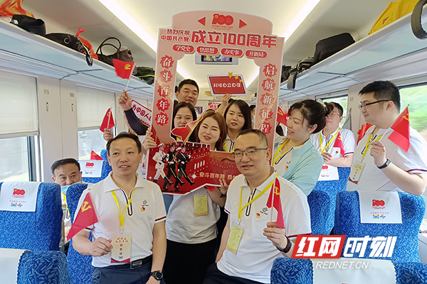 市乡村振兴局22名党员干部登上湘赣边“红色专列”