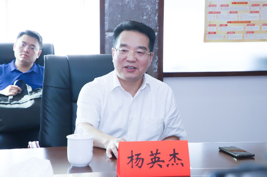 市委副书记胡长春、副市长杨英杰到市农业农村局调研指导工作