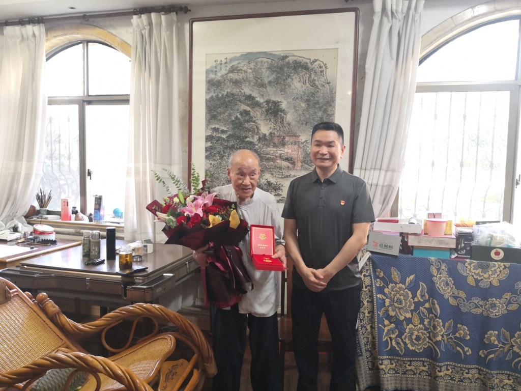 走访慰问离退休老党员干部