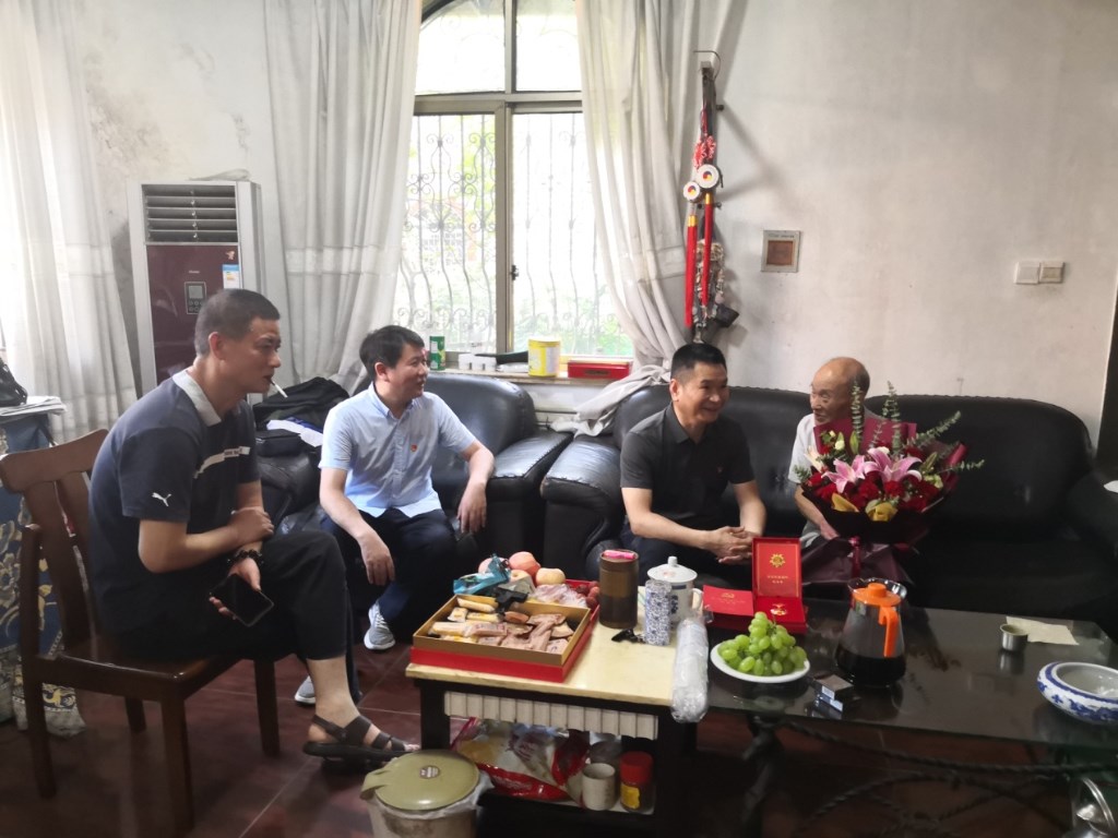 走访慰问离退休老党员干部
