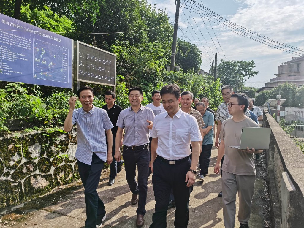 株洲市政府副市长白云峰调研石峰区长石村滑坡地质灾害隐患点
