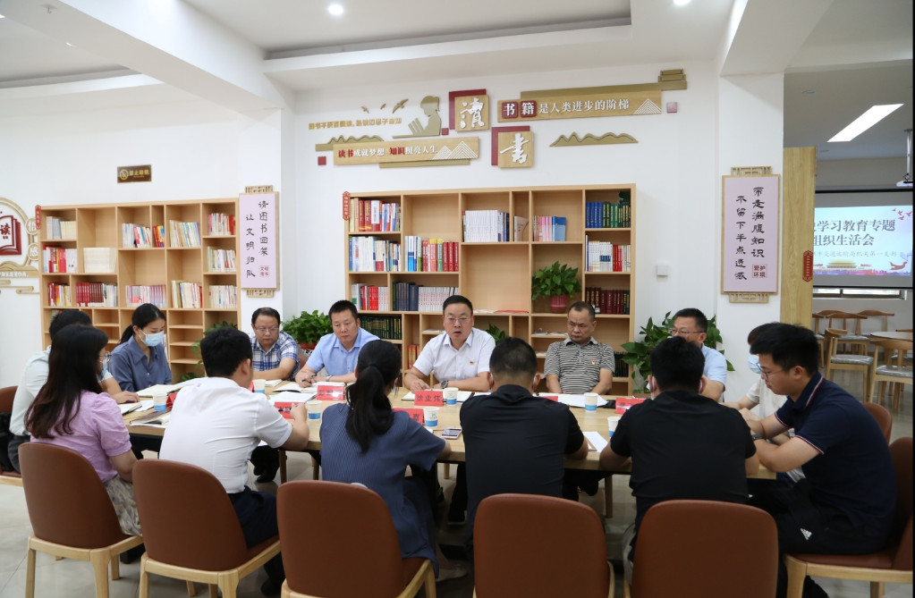 徐业伟以普通党员身份参加党支部专题组织生活会