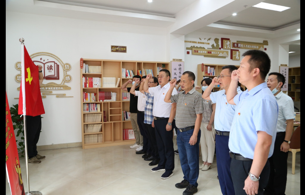 徐业伟以普通党员身份参加党支部专题组织生活会