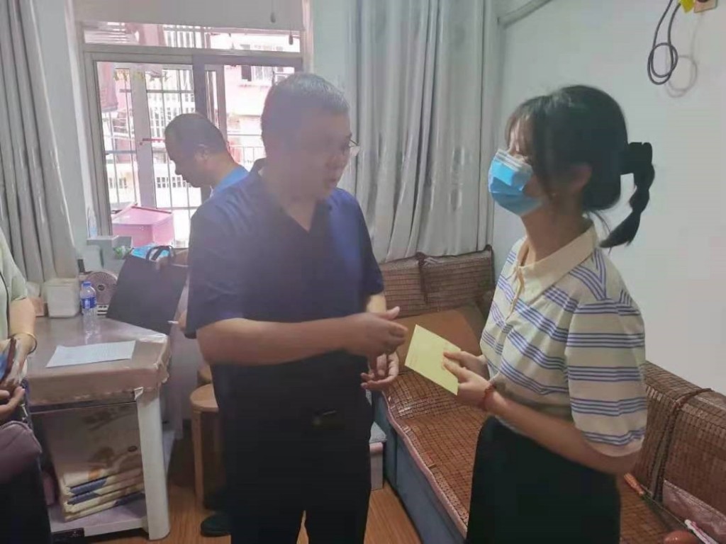 市文联到董家塅街道欣月社区慰问困难家庭大学生