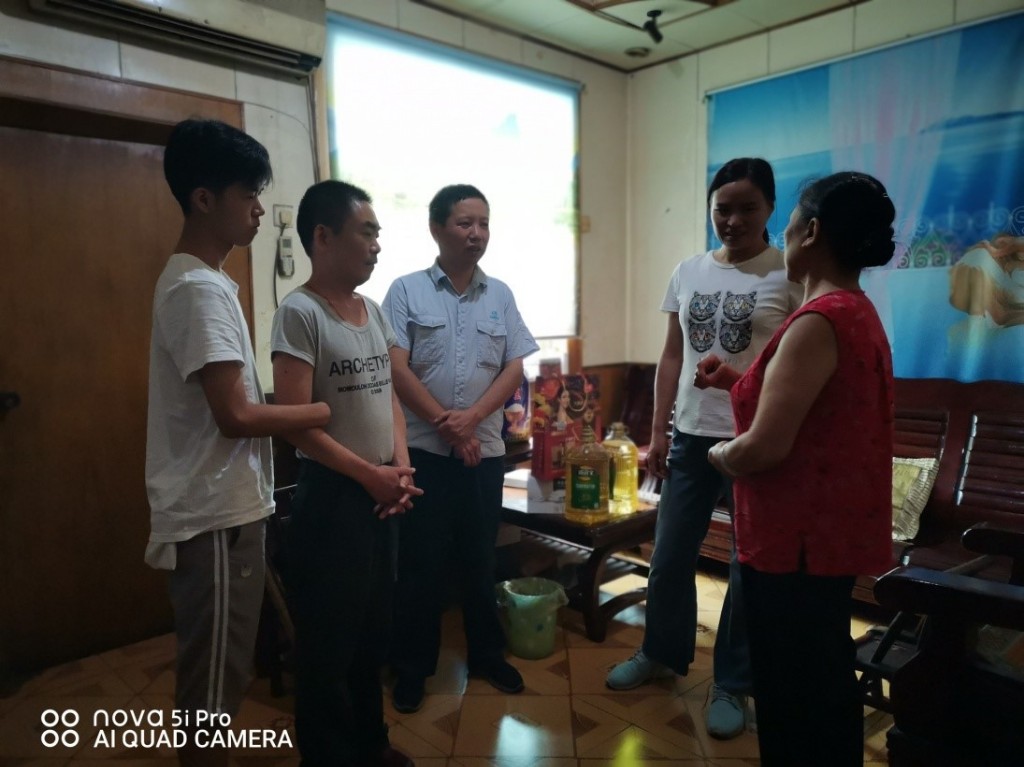 中航工业南方418车间机关支部到董家塅街道中心社区开展“我为群众办实事”帮扶慰问活动