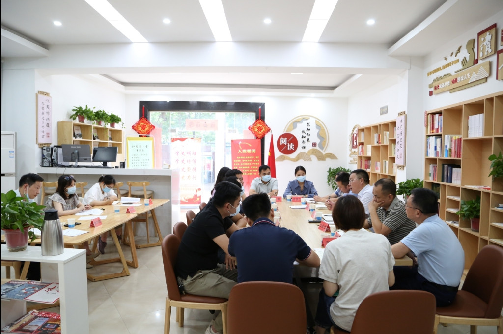 徐业伟以普通党员身份参加党支部专题组织生活会