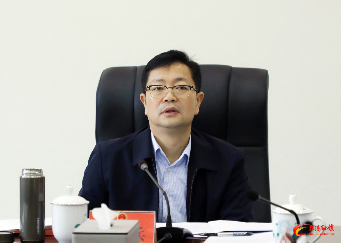 杨红兵主持召开县十八届人民政府第6次常务会议