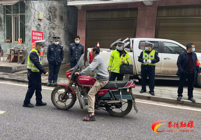 舲舫乡开展交通安全及马路市场大整治行动