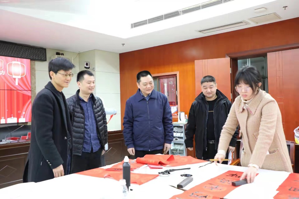 笔墨凝书香 新春送万福——记天元区教育局机关工会“迎新春、写春联、送祝福”活动