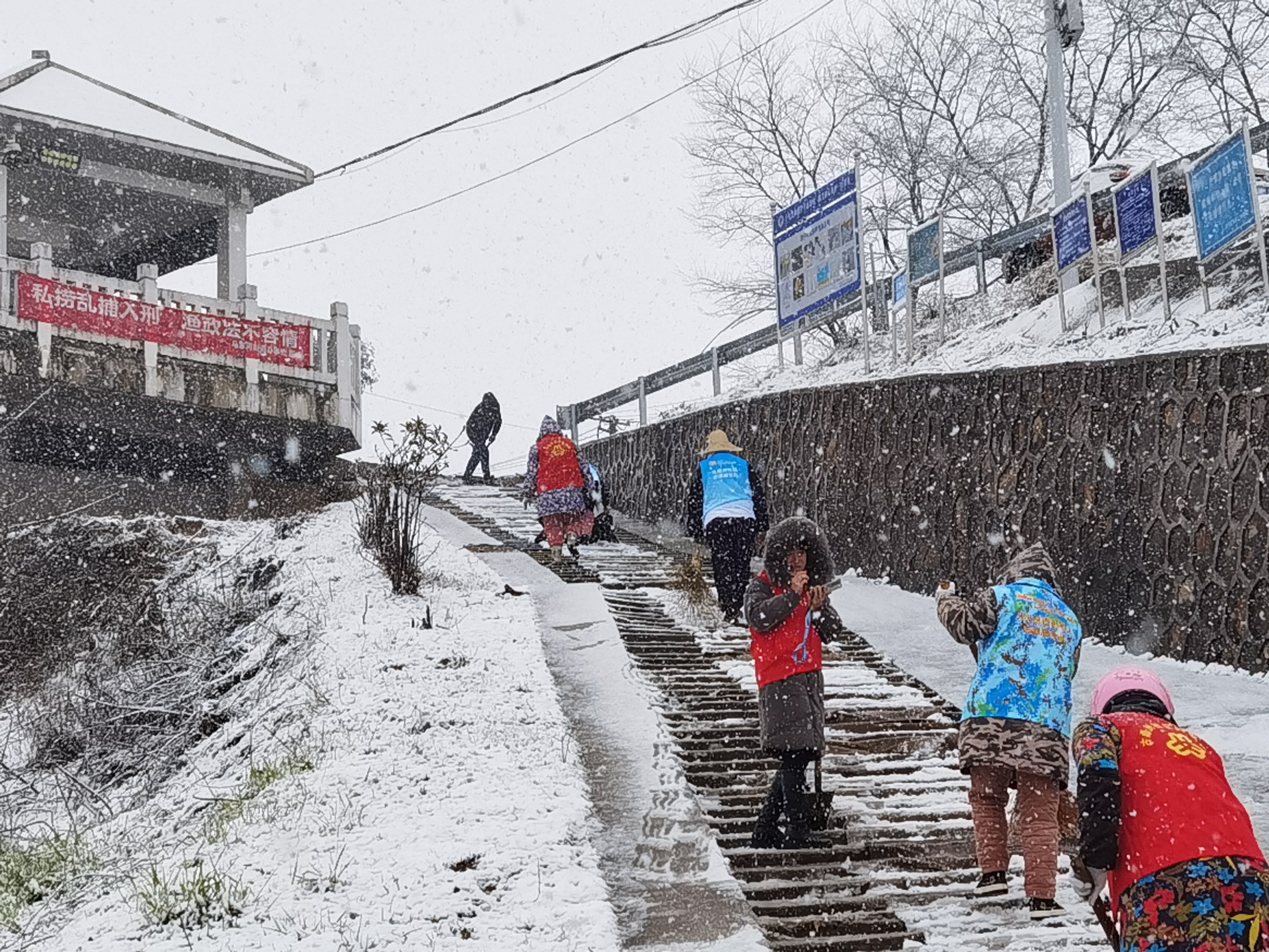 鹅毛大雪难出行  退役军人除冰勤