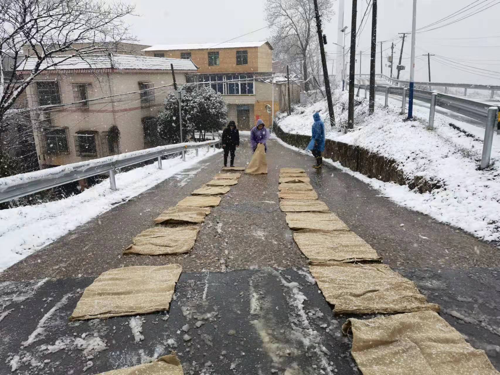 鹅毛大雪难出行  退役军人除冰勤