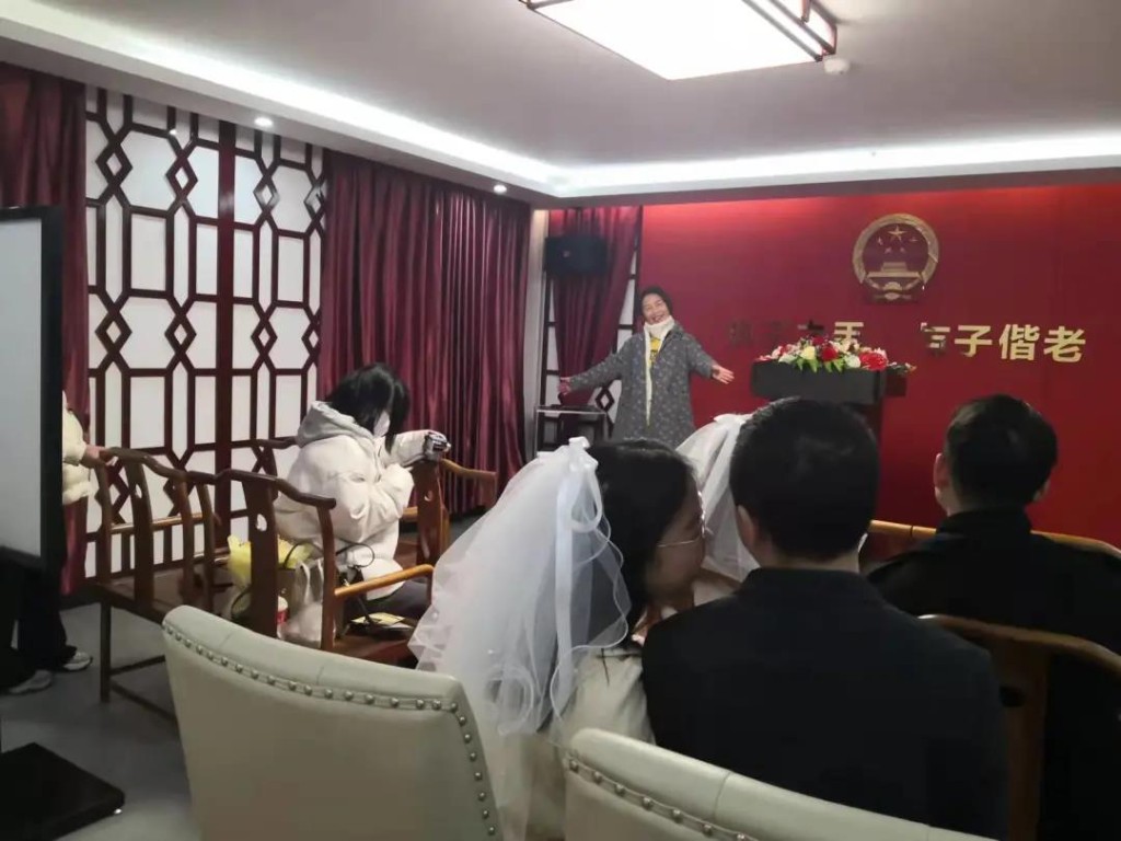 做细做优窗口服务 迎接2022年首个结婚登记高峰