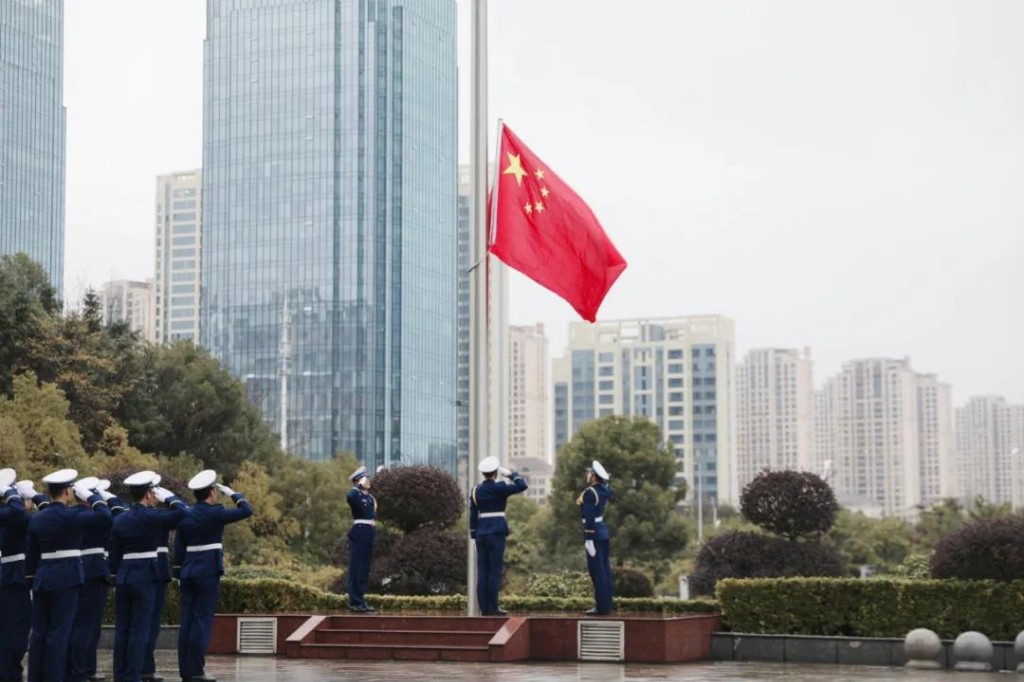 我区举行升国旗仪式：奋斗与实干 是新年最好的“打开方式”