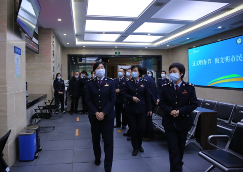 市税务局领导来区看望窗口工作人员