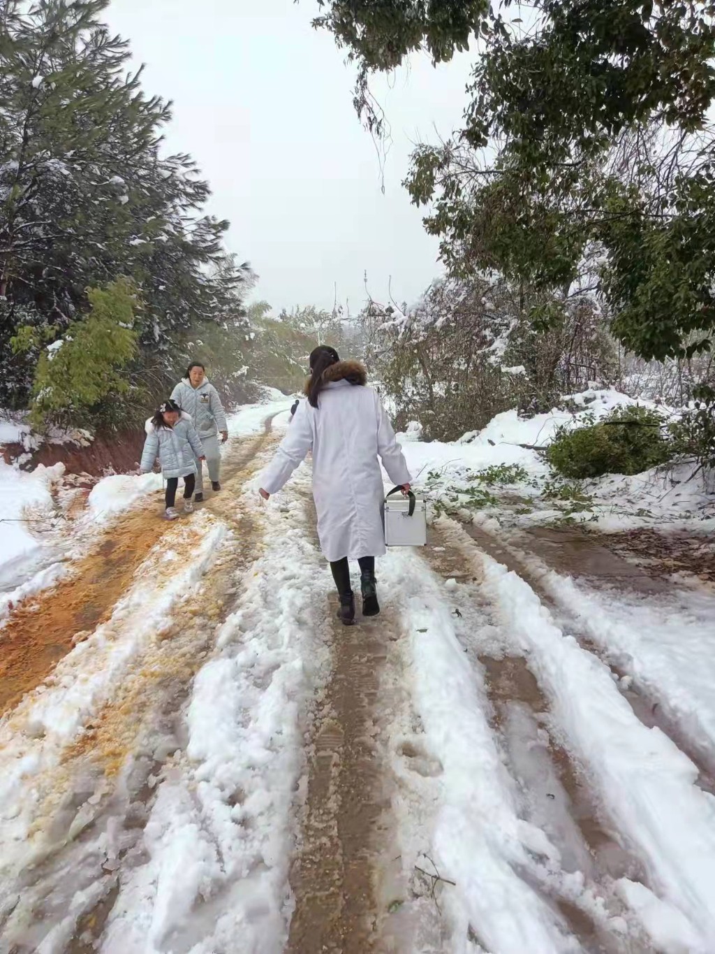 天元区社区医生冒雪入户 为高血压老人送药问诊