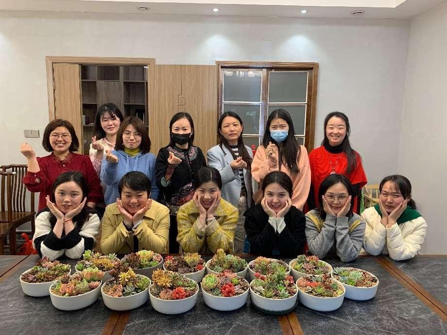 区住建局组织开展“庆三八”多肉DIY活动