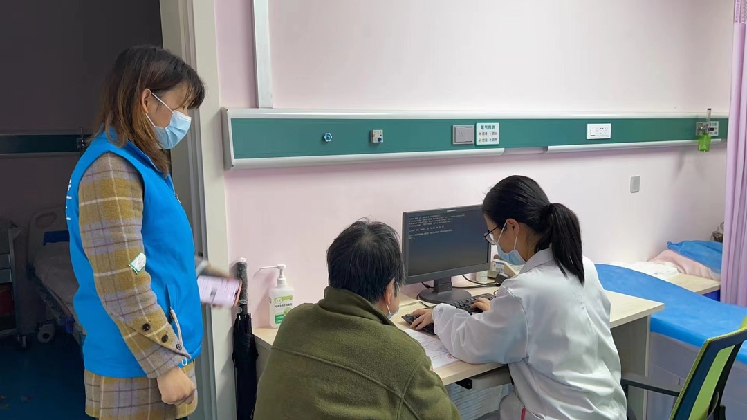 天元区96岁老人顺利接种新冠疫苗 “打了疫苗，才能放心出门”