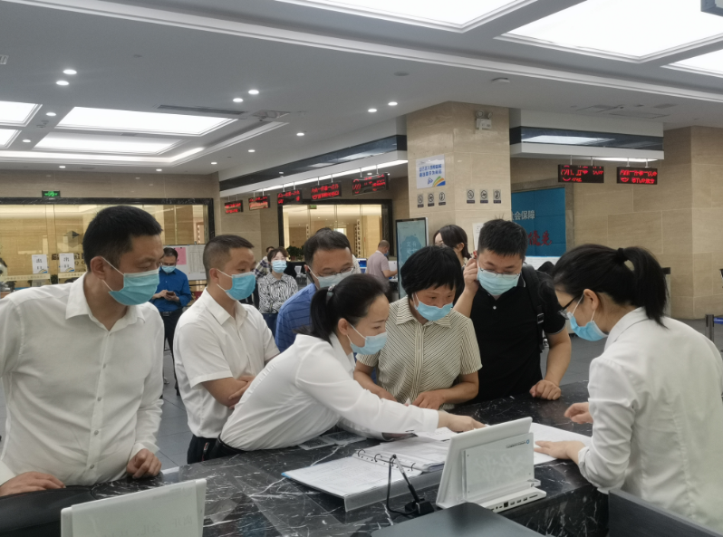 省中小企业服务中心领导莅临我区政务服务大厅考察指导