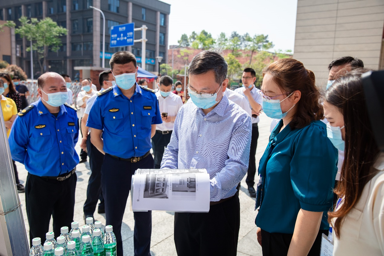 市委副书记、市长陈恢清到白鹤菱溪小学 调研城市生活垃圾分类工作