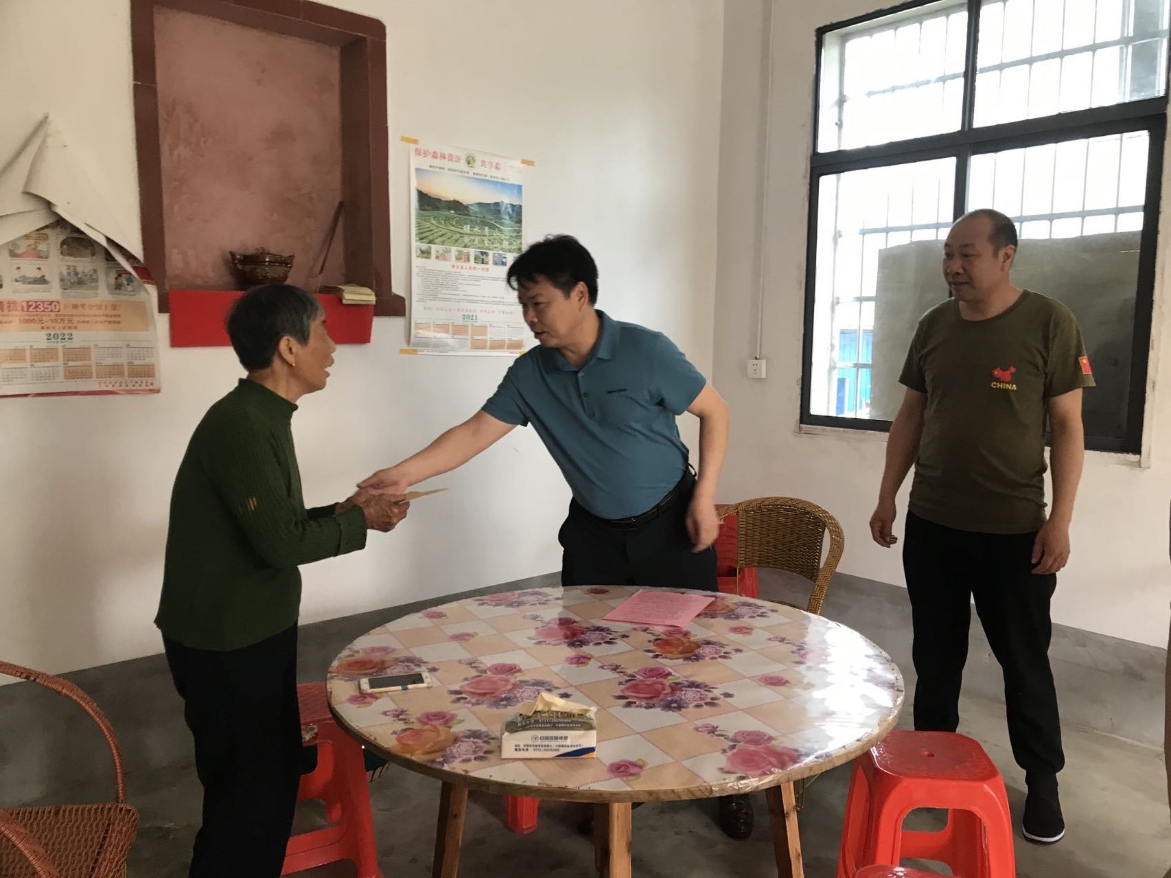 走访乡村振兴点 帮难济困做实事