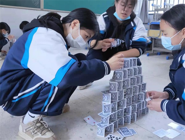 隆兴中学举办“科技筑强国·一起向未来”校园科技节系列活动